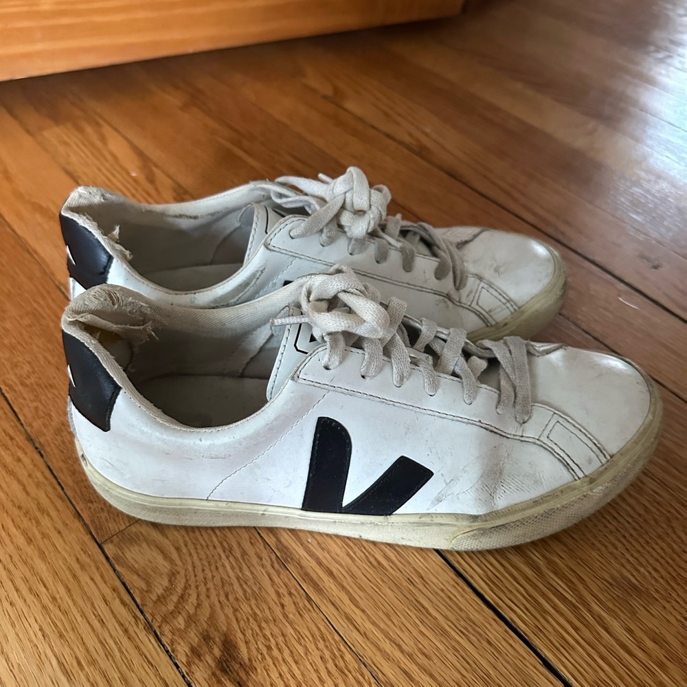 VEJA Esplar Logo Leather Low-Top Sneakers